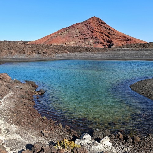Montaña Bermeja e laguna