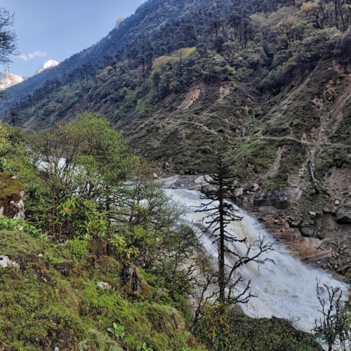 Acqua e cascate fragorose del Barun River