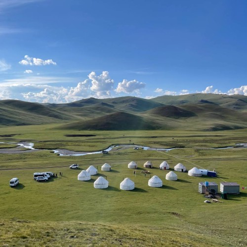 Campi di yurte fra le nuvole (lago di Song-Kul)