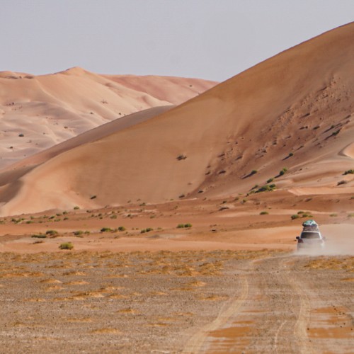 Correre lungo i piani desertici e le alte dune