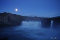 Godafoss con luna blu